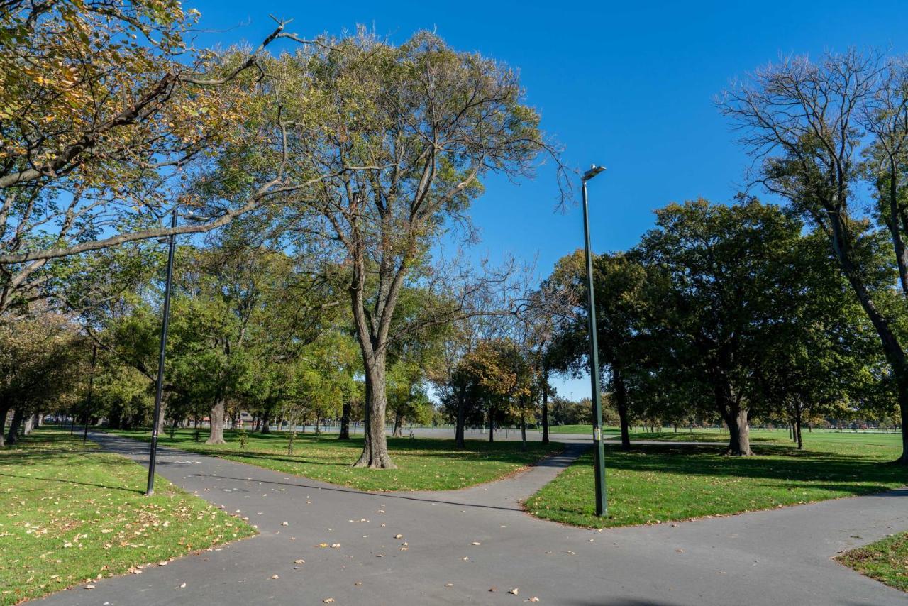 King Bed On Hagley Park Corner In The Cbd Apartment ไครสต์เชิร์ช ภายนอก รูปภาพ